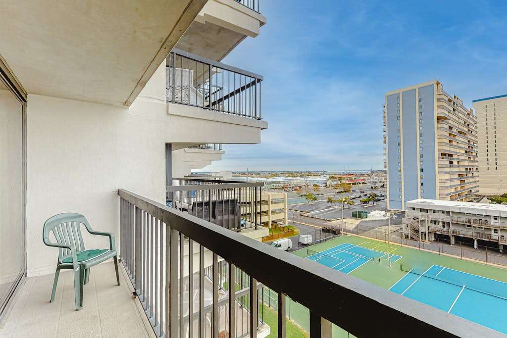Bright, ocean-view condo with balcony, pools, tennis, saunas & gym