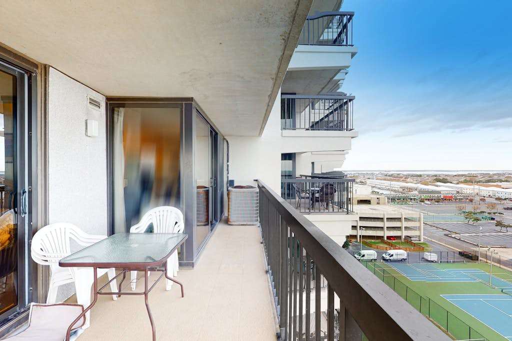 Ocean-view condo with balcony, washer & dryer, pools, saunas, tennis & gym