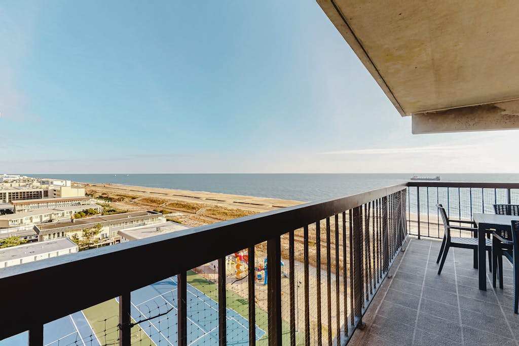 Ocean-view condo on the beach with balcony, pools, saunas, tennis & gym