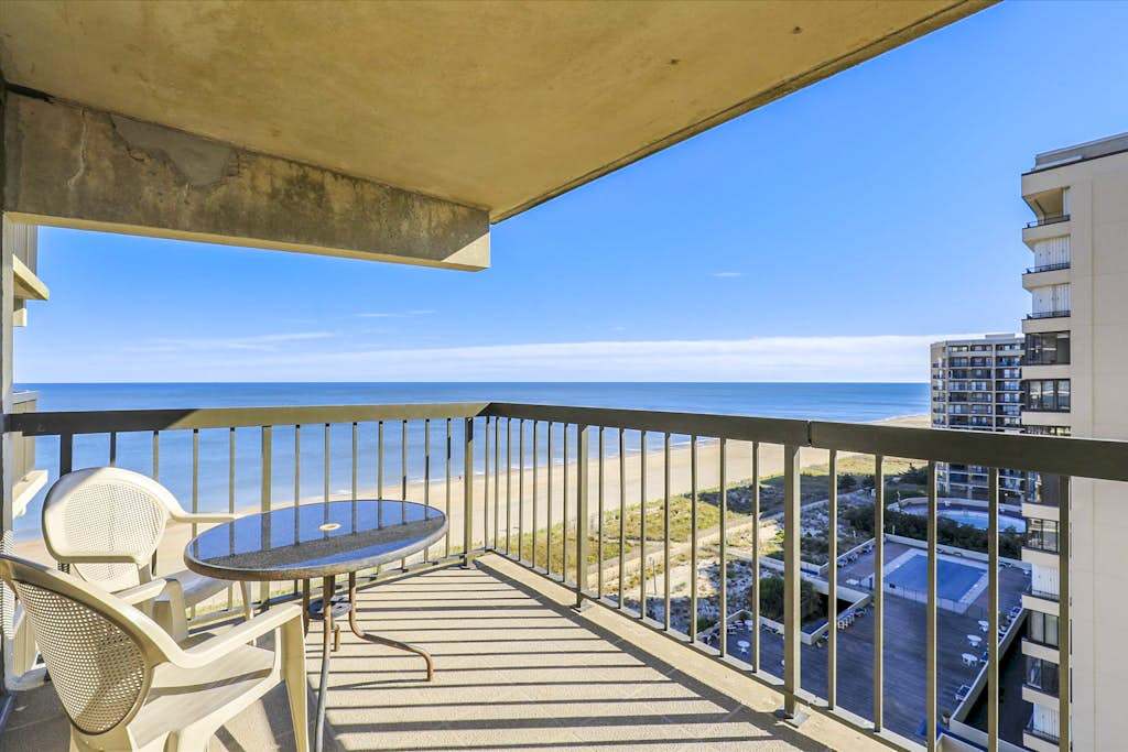 Beachfront condo with balcony, game room, pools, sauna & gym
