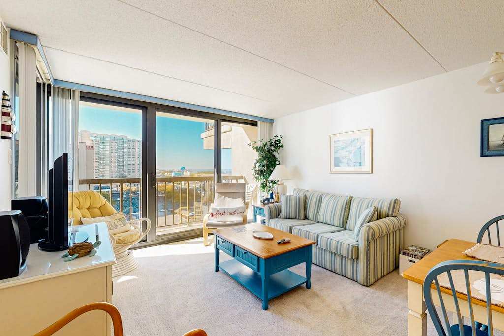 Ocean-view condo with balcony, washer & dryer, pools, saunas & gym