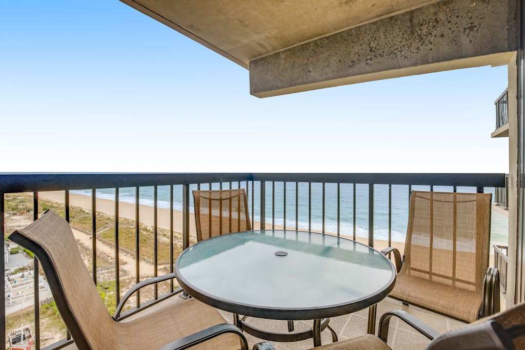 Beachfront corner condo with balcony, pools, sauna & tennis
