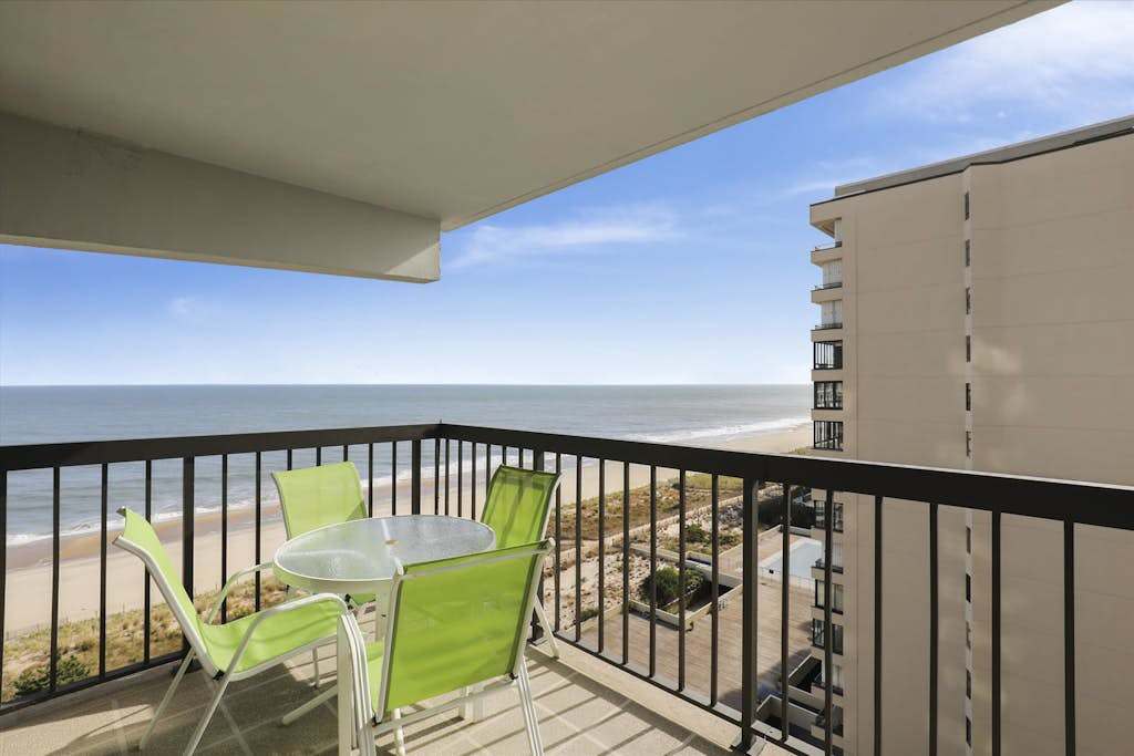 Sunny beach condo with balcony, game room, pools, sauna & gym