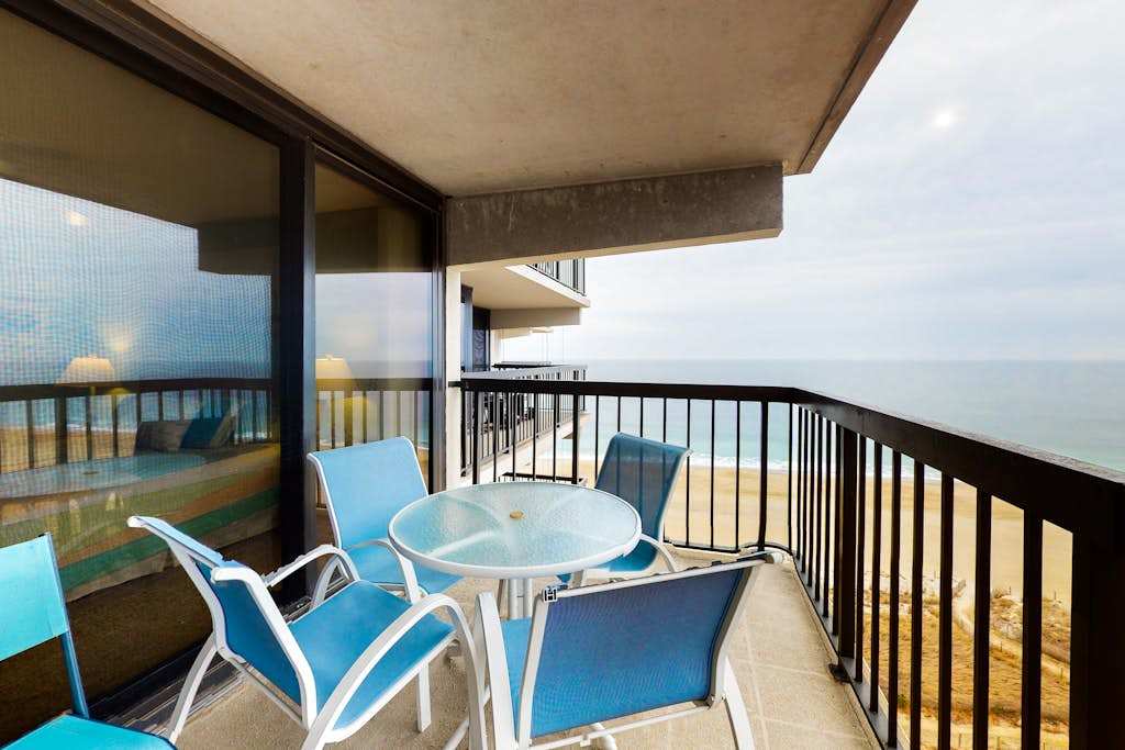 Breezy inviting condo with balcony, pools, gym, game room & tennis