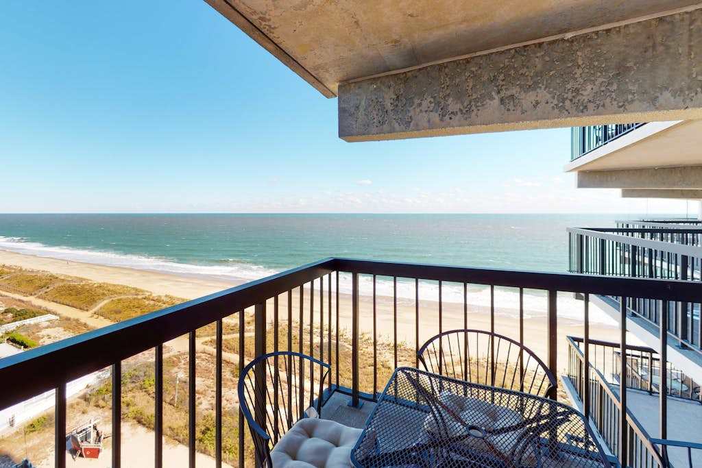 Updated near the beach with balcony, pool, gym & sauna