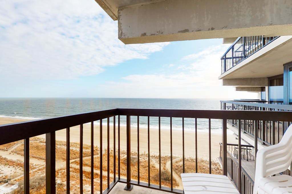 Inviting beach condo with pools, gym, tennis courts & balcony