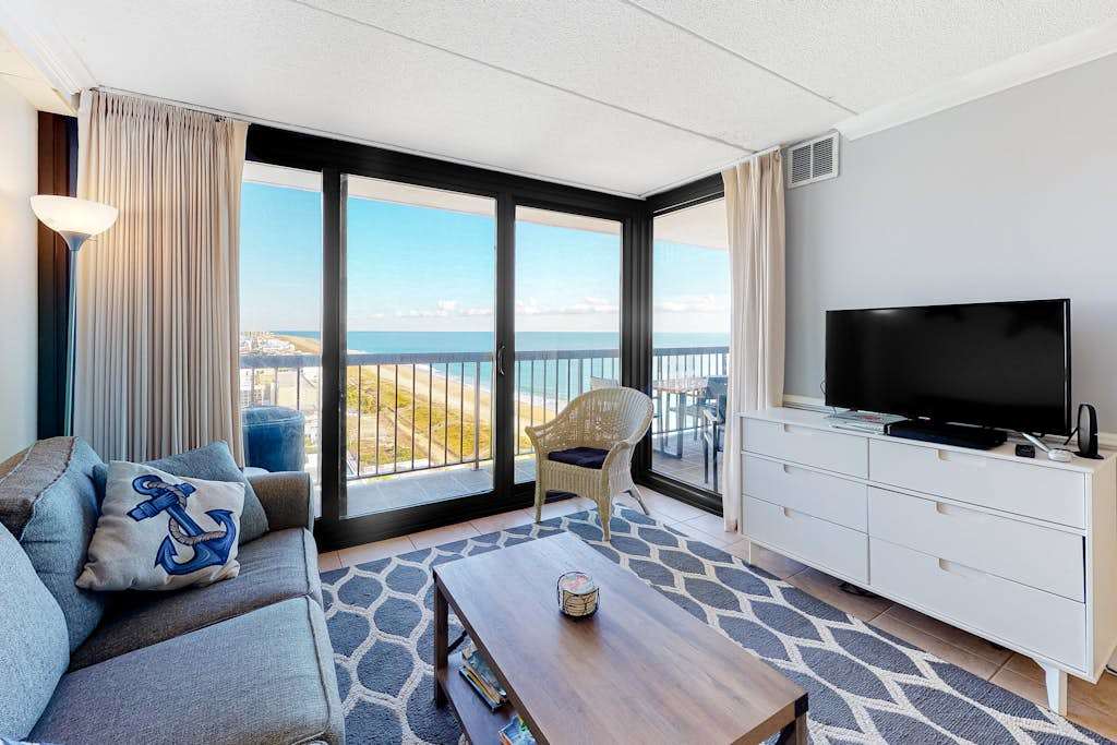Well-equipped beach condo with balcony, views, pools, gym & game room