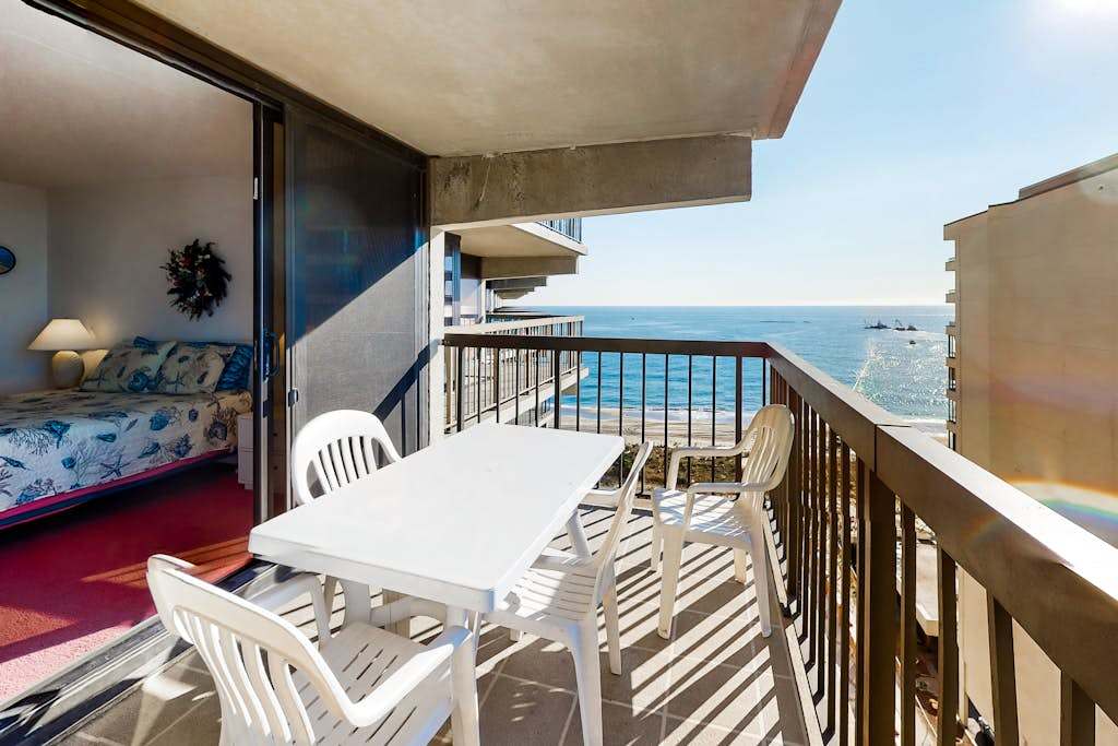 Wonderful beach condo with balcony, views, pools, gym, game room & sauna