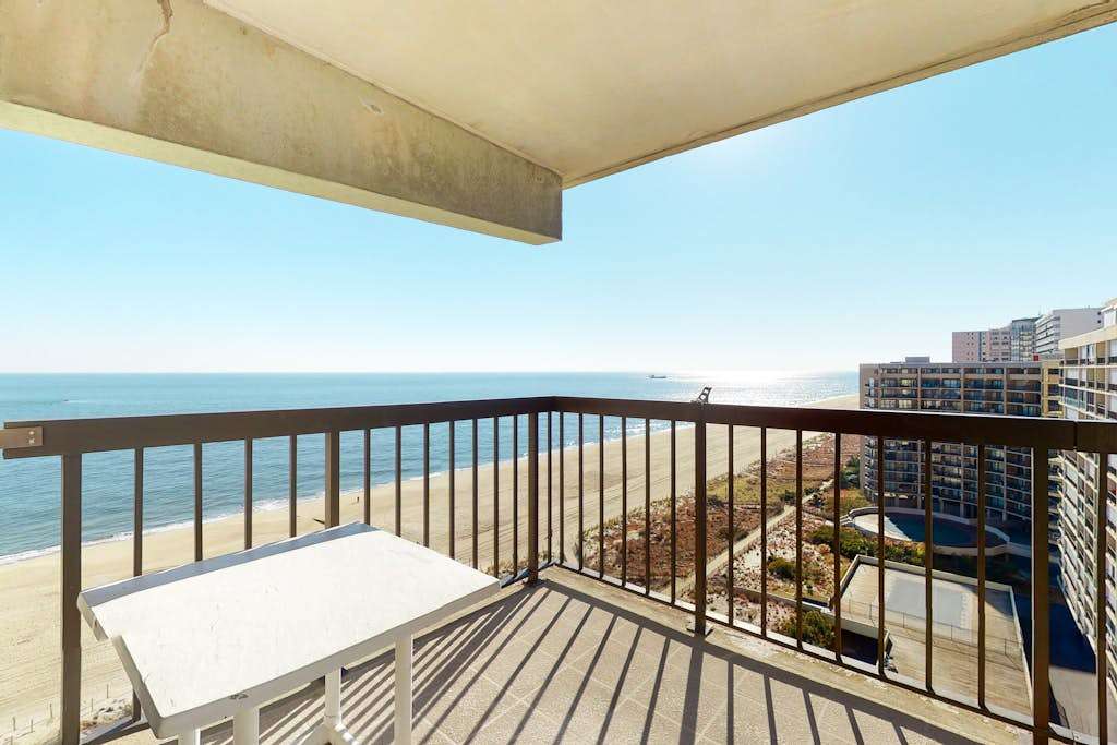 Incredible & well-equipped beach condo with pools, gym, sauna & game room