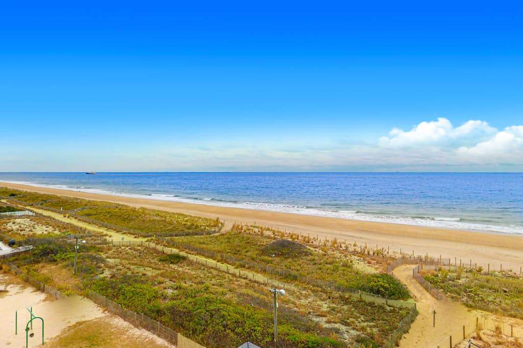 Marvelous beach condo with balcony, pools, gym, sauna & game room