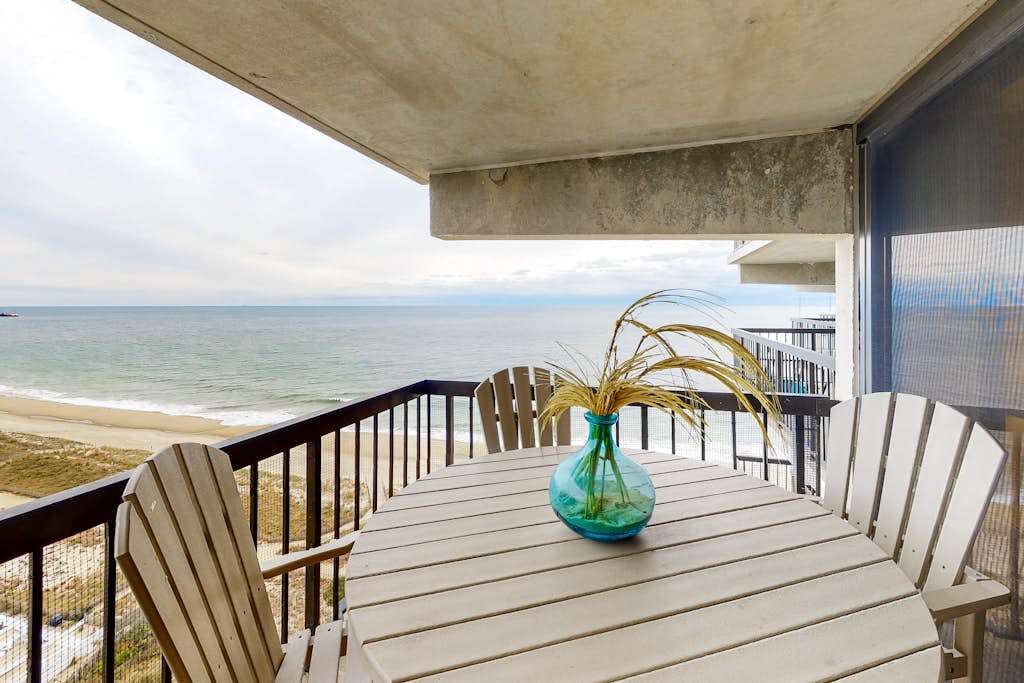 Sunny & modern beach condo with balcony, pools, gym, sauna & AC