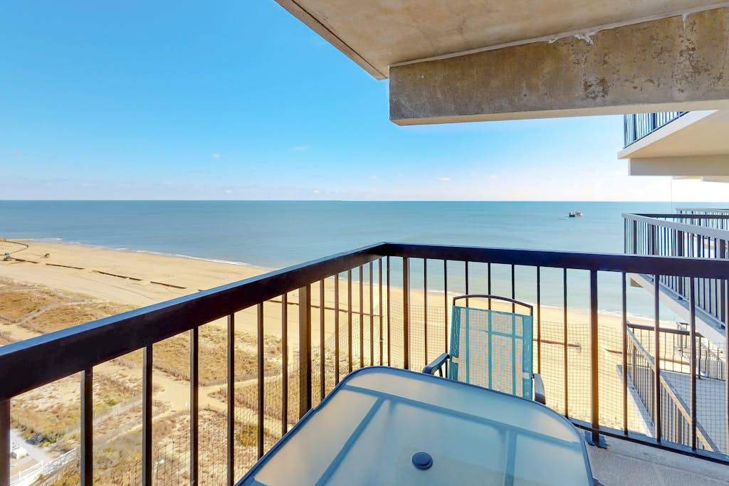 Wonderful beachfront condo with balcony, pools, gym, sauna & game room