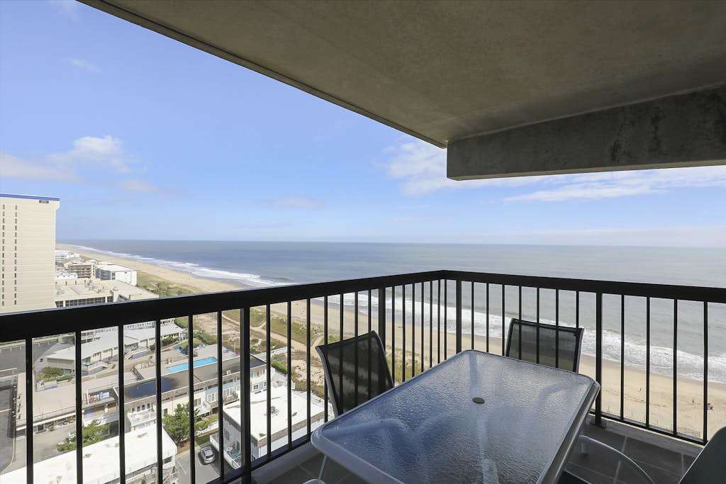Modern & affordable beach condo with pools, gym, tennis, sauna & central AC