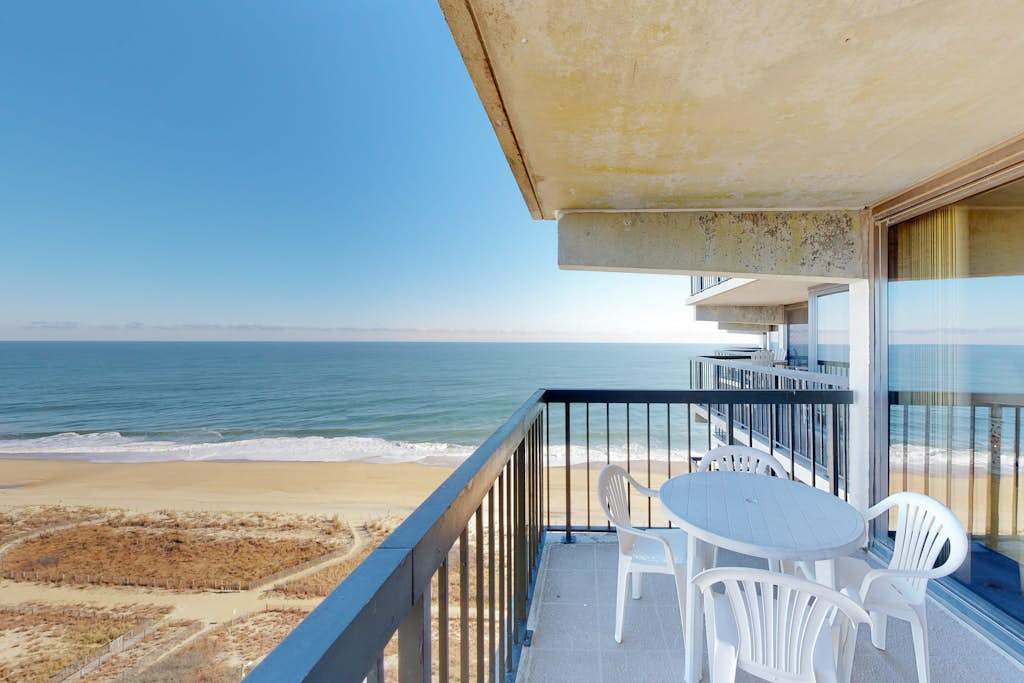 Wonderful beachfront condo with pools, gym, sauna, AC & balcony
