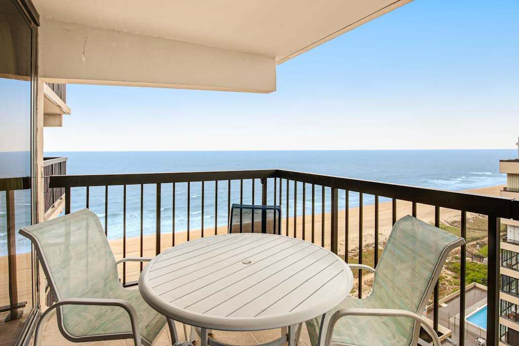 Friendly oceanfront condo with beach views, pools, gym & sauna