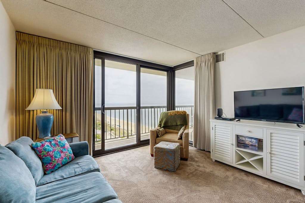 Beach-view, well-equipped condo with balcony, pools, gym & tennis