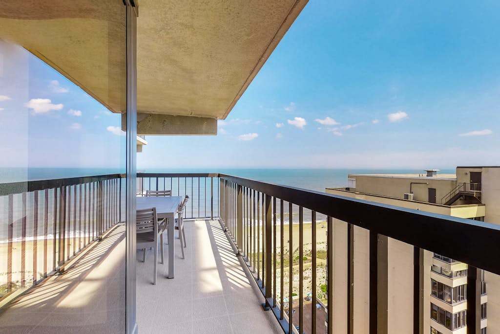 Bright beach condo with great location, balcony, pools, tennis & game room
