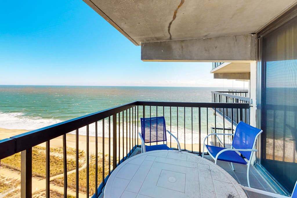 Private beach condo with balcony, washer & dryer, pools, gym & tennis courts