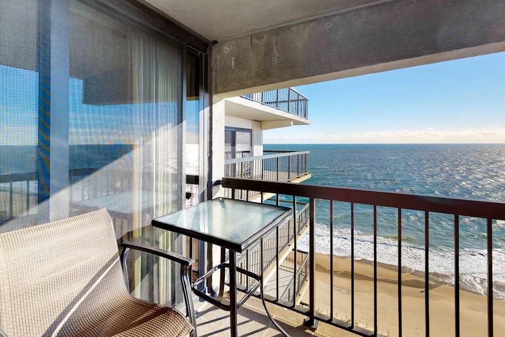 Sunny inviting condo with balcony, washer & dryer, pools, gym & tennis