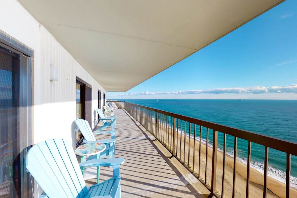 Light-filled beach condo with balcony, washer & dryer, pools, gym, sauna & AC