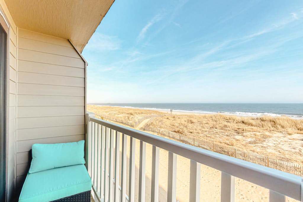 Oceanfront, Multi-Level Townhome with Decks, Beach Access & washer & dryer