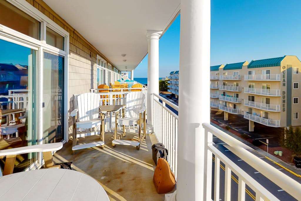 Well-Decorated, Ocean Block Condo with Fireplace, Balcony & Shared Pool & Gym