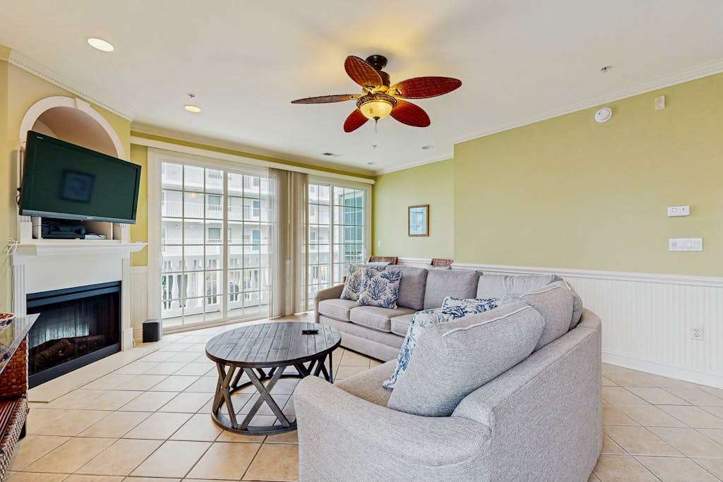Ocean Block Townhome with Ocean View, Balcony, Fireplace, AC & Free WiFi