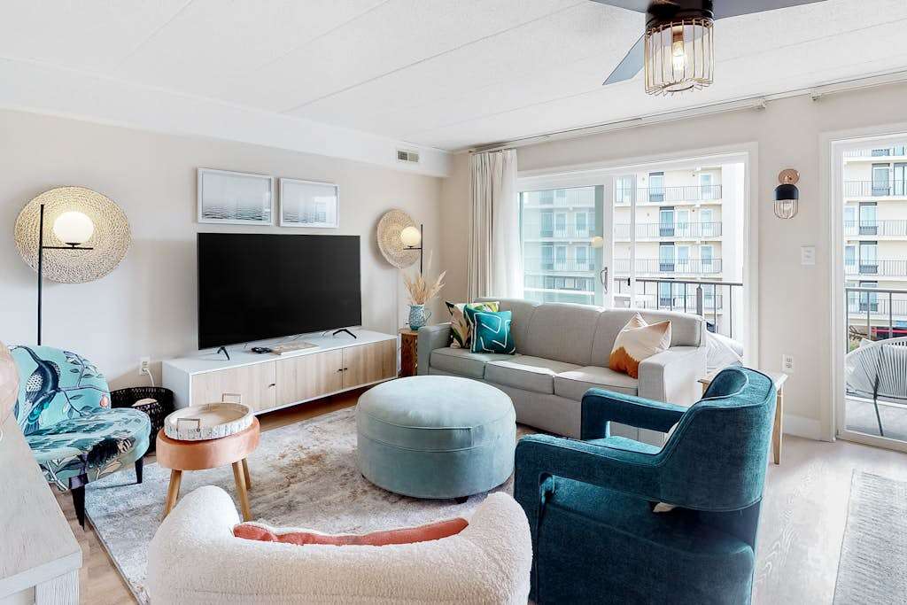 Freshly Renovated Ocean Block Condo with Balcony, Partial Ocean View, AC & WiFi