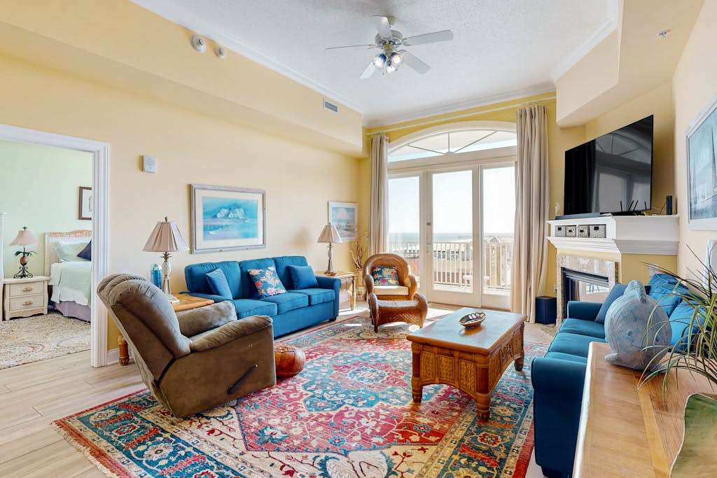 Penthouse Unit-Ocean View, Balcony, indoor & outdoor pool with gym