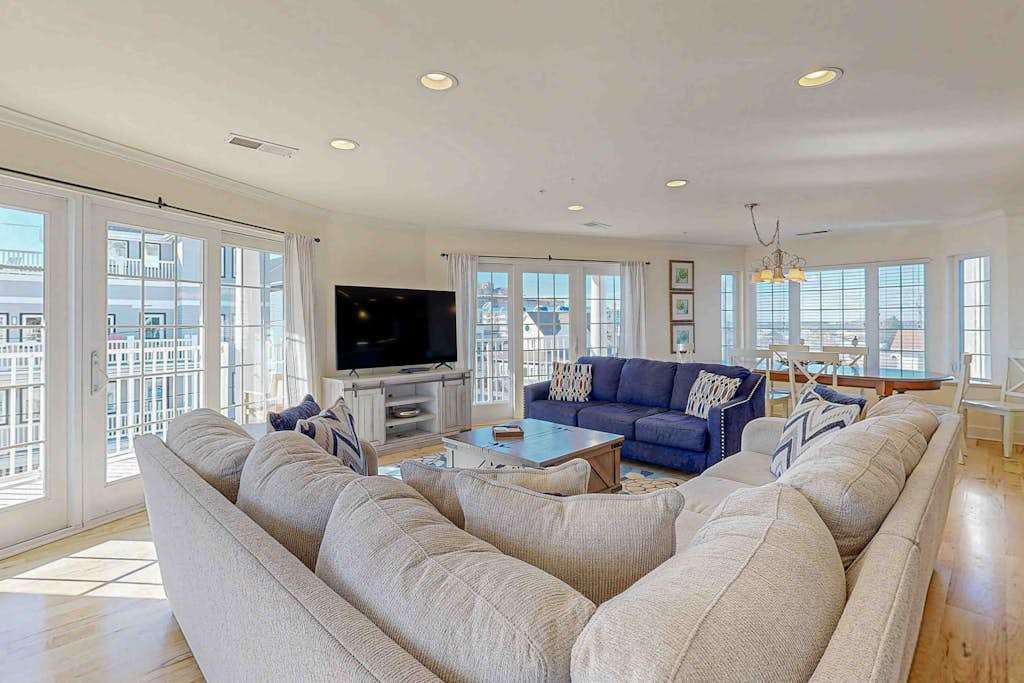Ocean Block Condo with Large Balcony, AC, WiFi & Laundry - Steps to the Beach
