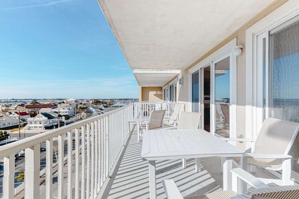 Condo in an oceanfront building with side ocean view, pool, gym & garage parking