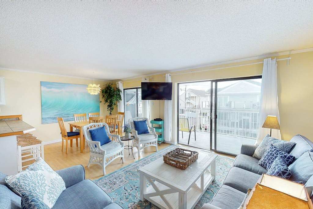 Well-appointed, ocean block condo with a large balcony, AC, and pool access