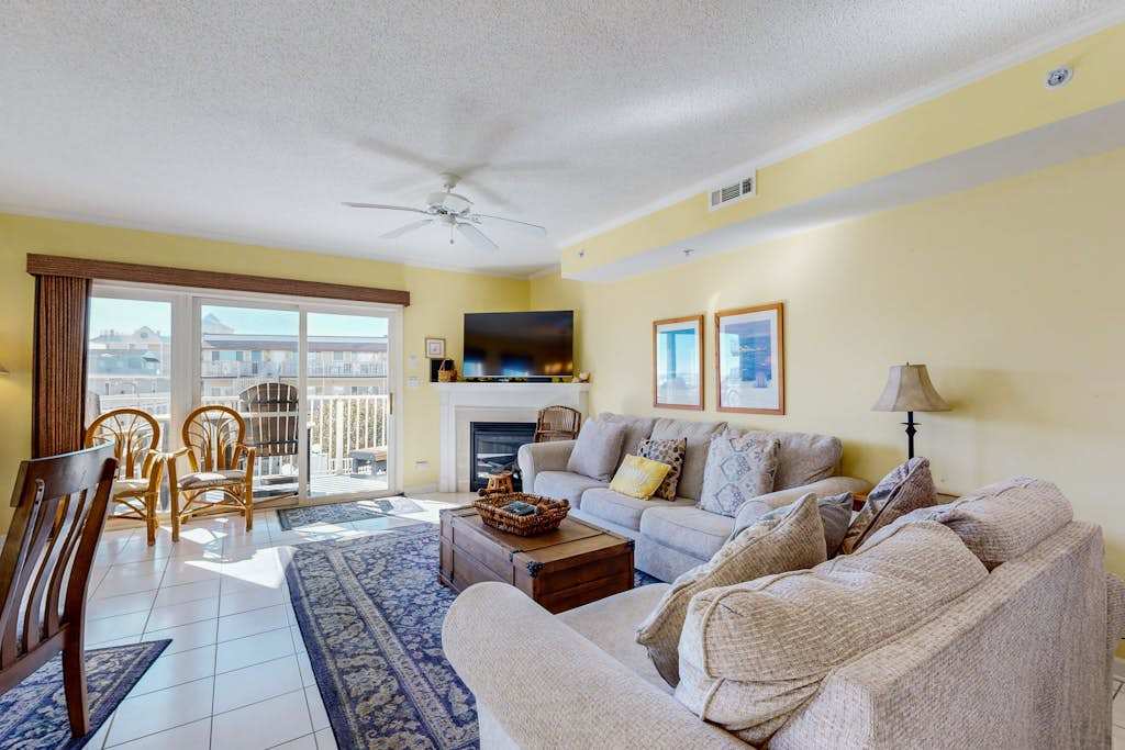 Ocean Block Condo with Central AC, WiFi, Gas Fireplace, washer & dryer & Shared Pool