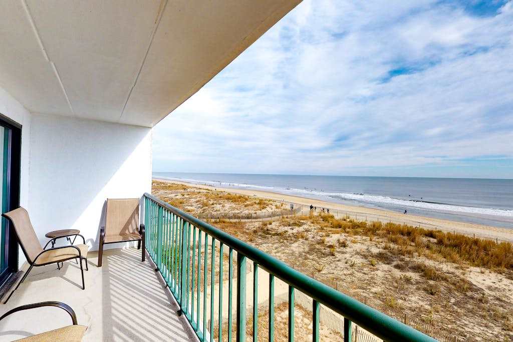 Oceanfront Condo with Balcony, Central AC, washer & dryer, WiFi & Shared Pool