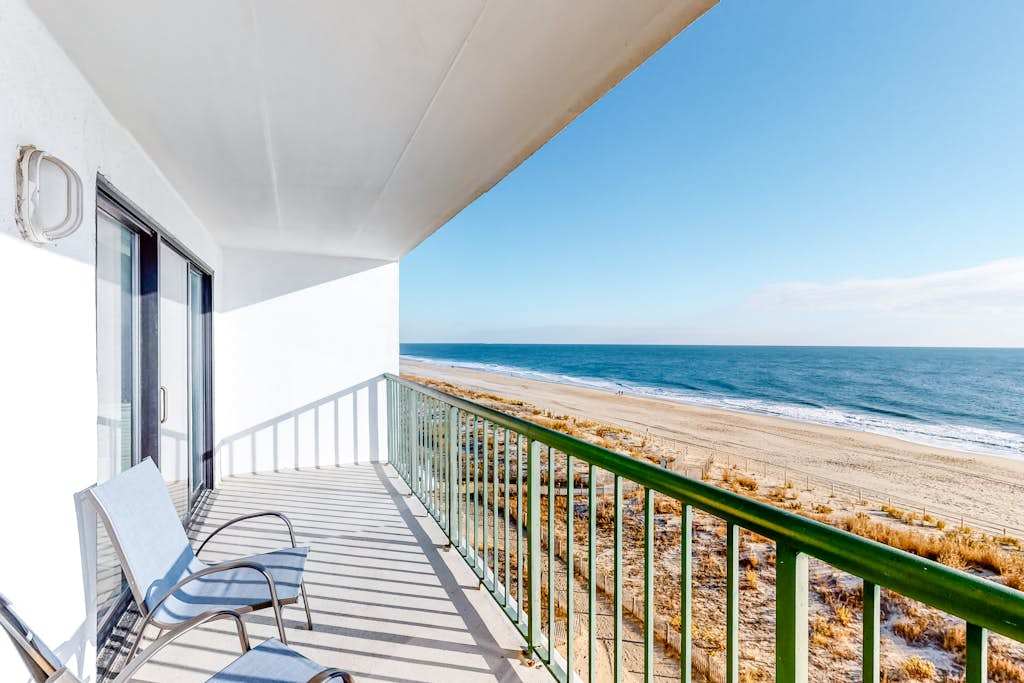 Air-Conditioned, Oceanfront Condo with Balcony, WiFi, washer & dryer & Shared Pool