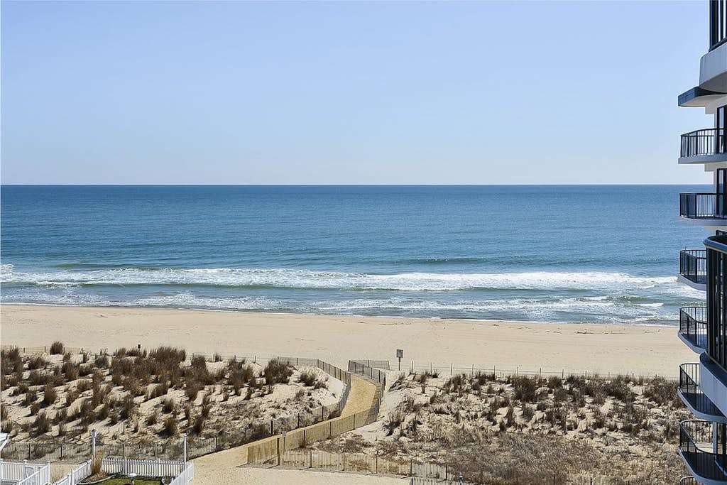 Ocean View Condo with Balcony, WiFi, washer & dryer, Central AC & Shared Outdoor Pool