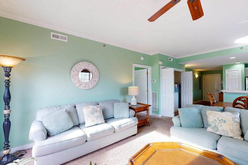 Bayside condo in Midtown with balcony, pool, sauna, gym & pier