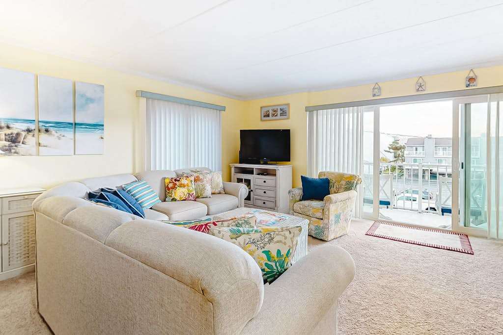 Ocean Block Condo with Balcony, Ocean Views, Central AC, WiFi & Laundry