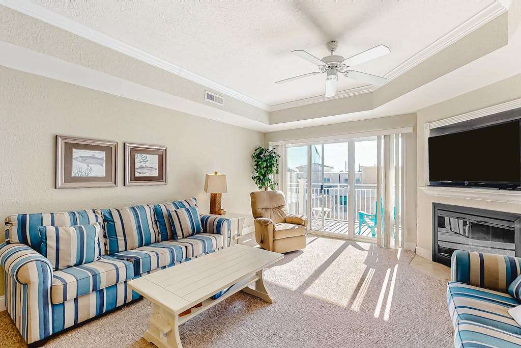 Midtown Condo with Balcony, Gas Fireplace, washer & dryer, WiFi & Shared Pool