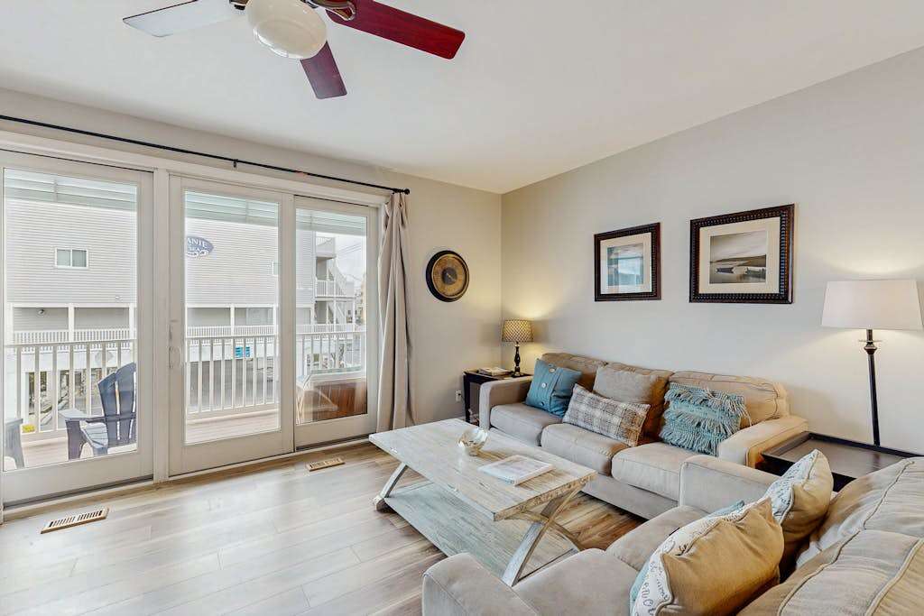 Newly Renovated, 3-Story Townhome with Balconies, WiFi, AC & washer & dryer