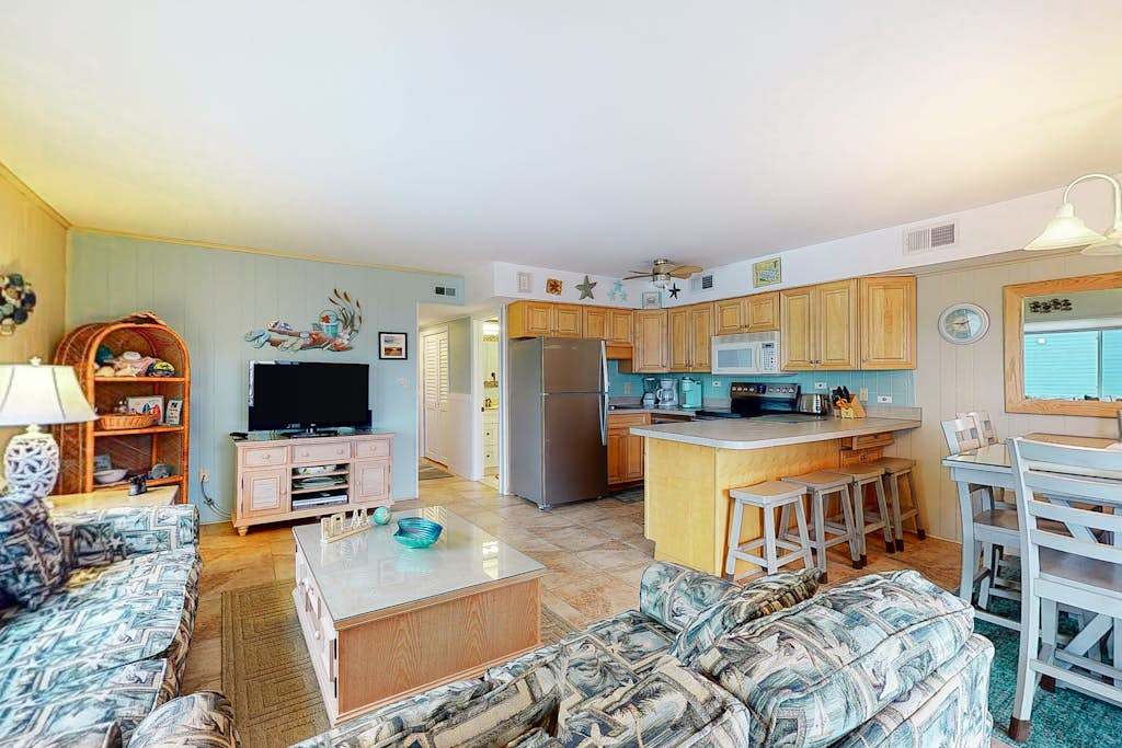 Ocean Block Condo with Balcony, Ocean View, Central AC & washer & dryer