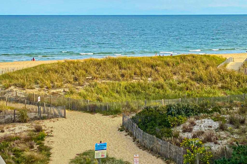 Condo in an Oceanfront Building with Side Ocean View, Balcony, AC & WiFi