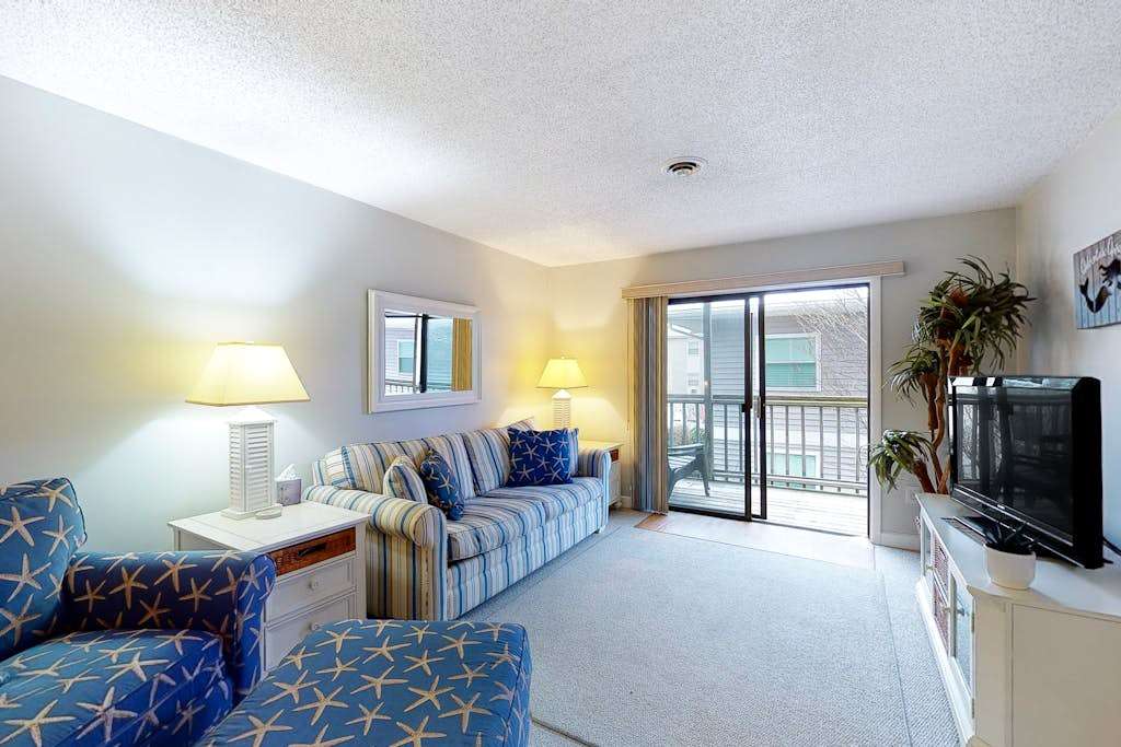 Well-Located Condo 2 Blocks from the Beach with AC & Private Laundry