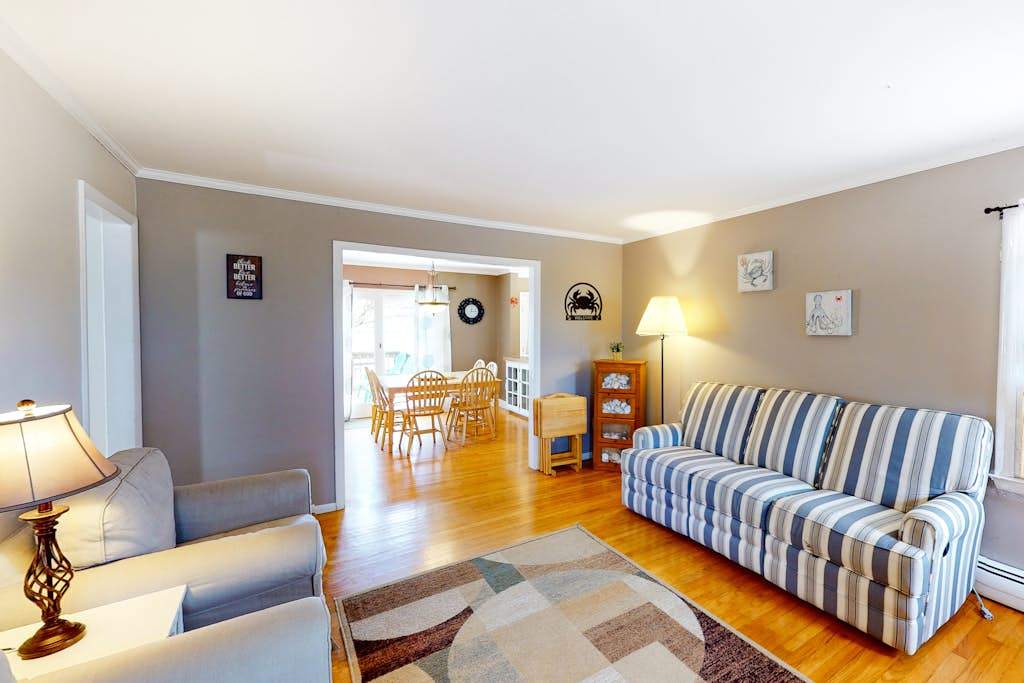 Quiet Family Home 4 Blocks from the Beach & Boardwalk with Deck, WiFi & Fireplace