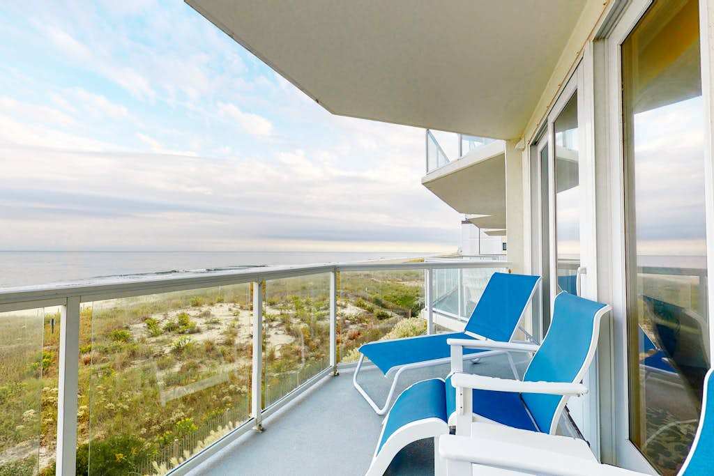 Spacious Oceanfront Condo with 2 Balconies, WiFi, Central AC & Shared Pool