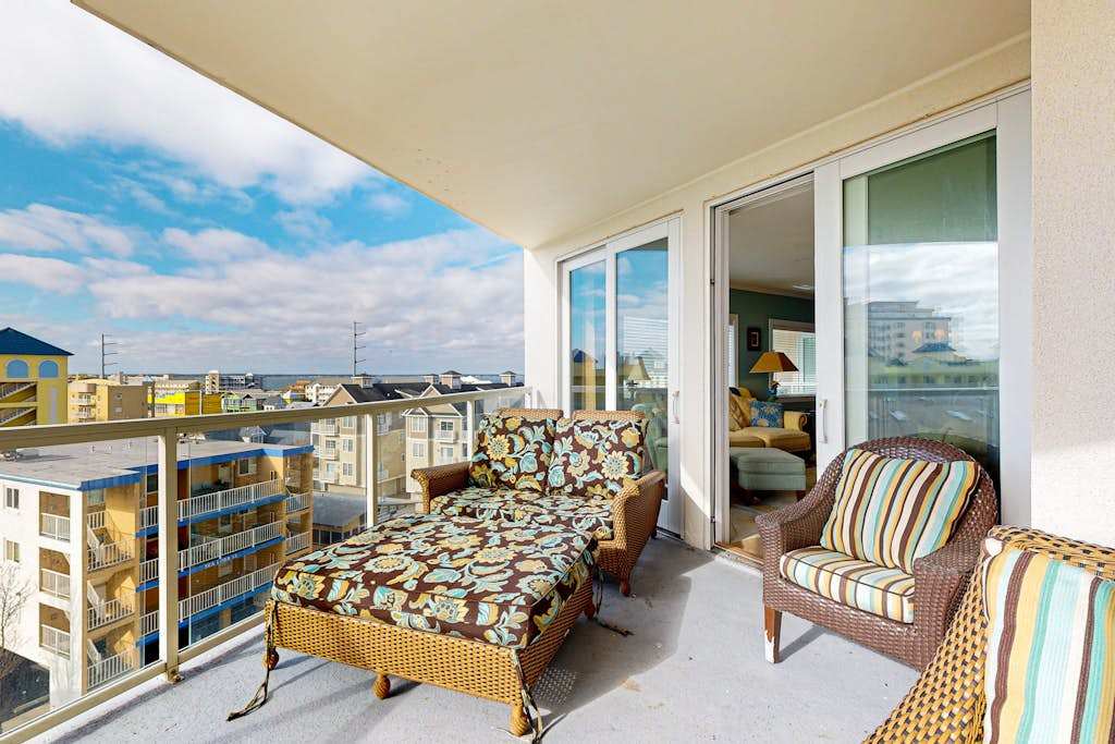 Ocean & Bay View Condo with Balcony, Central AC, WiFi & Community Pool & Gym