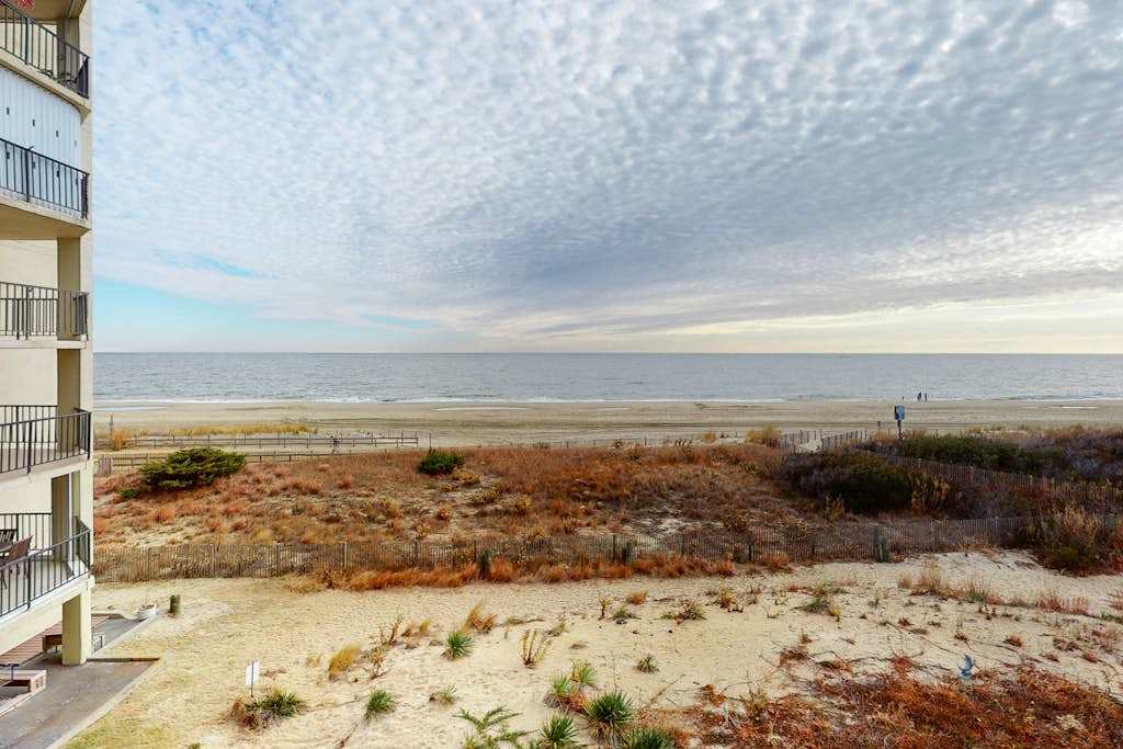 Oceanfront Condo with Balcony Overlooking the Beach, AC, WiFi & Laundry