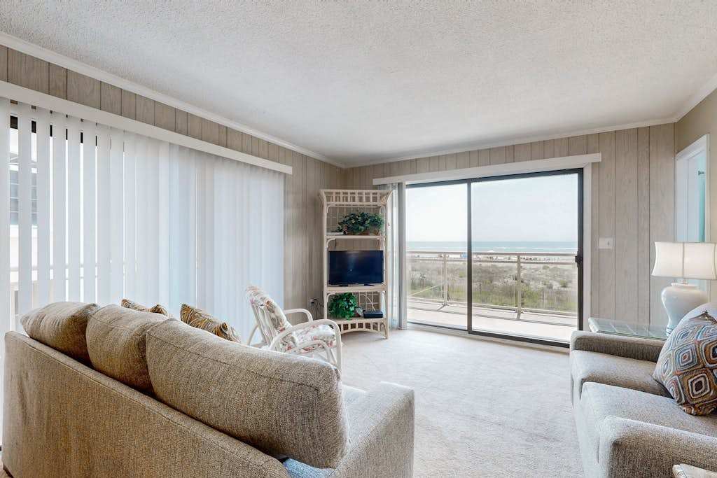 Oceanfront Condo with Balcony, WiFi, washer & dryer & Shared Pool - Close to Boardwalk