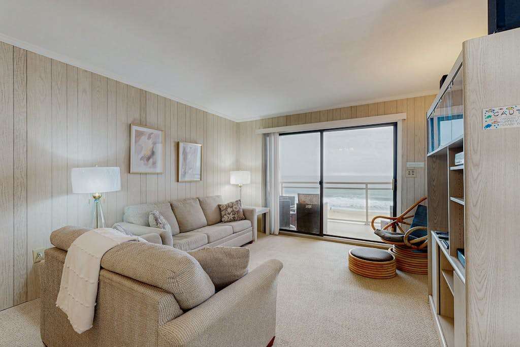 Oceanfront Condo with Balcony, WiFi, Central AC, washer & dryer & Shared Outdoor Pool