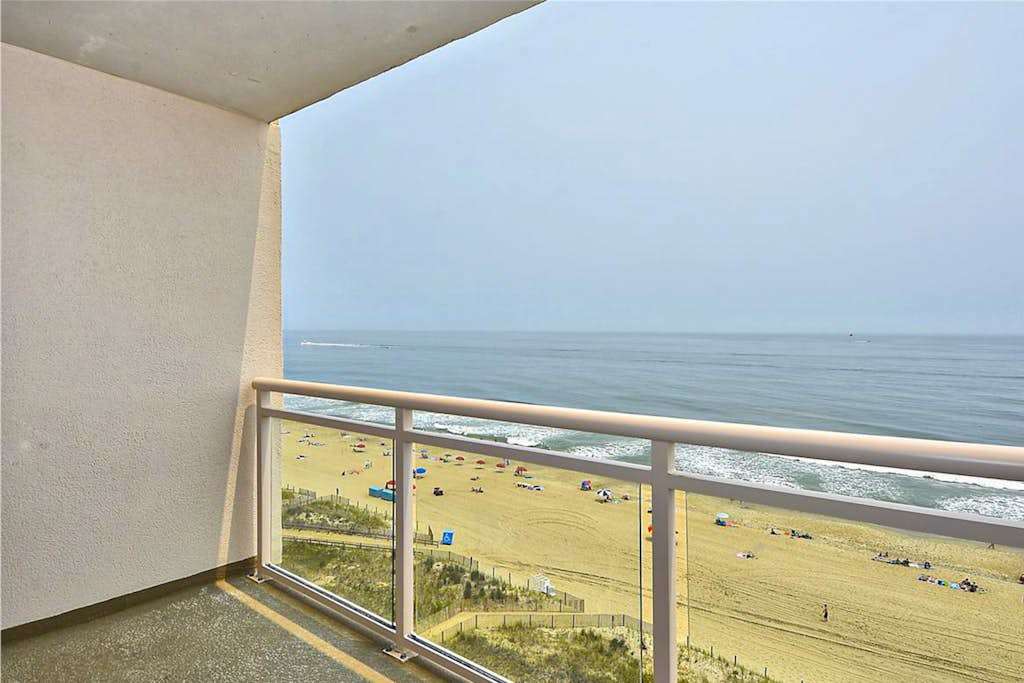 Oceanfront Condo near the Boardwalk with Balcony, AC, WiFi & Shared Pool